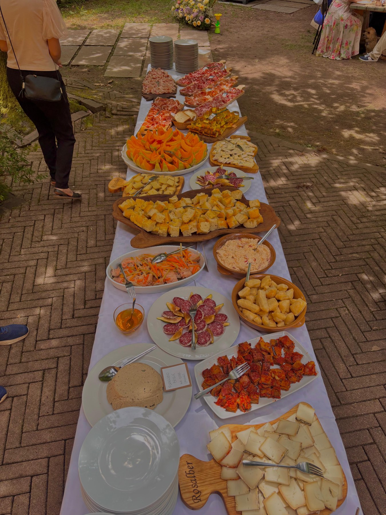 Il grande buffet dell'agriturismo con salumi, formaggi e taglieri Rosalber