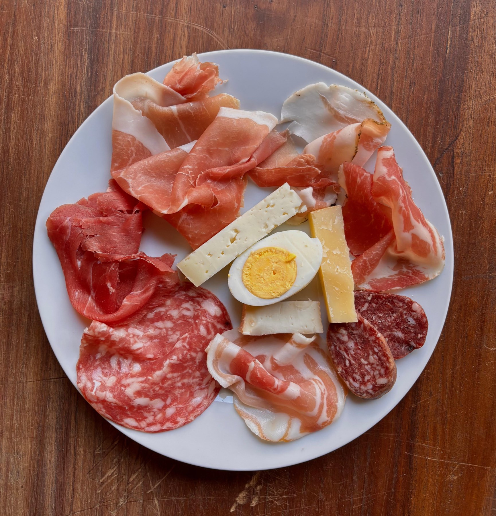 Tagliere di salumi misti, formaggi e uovo